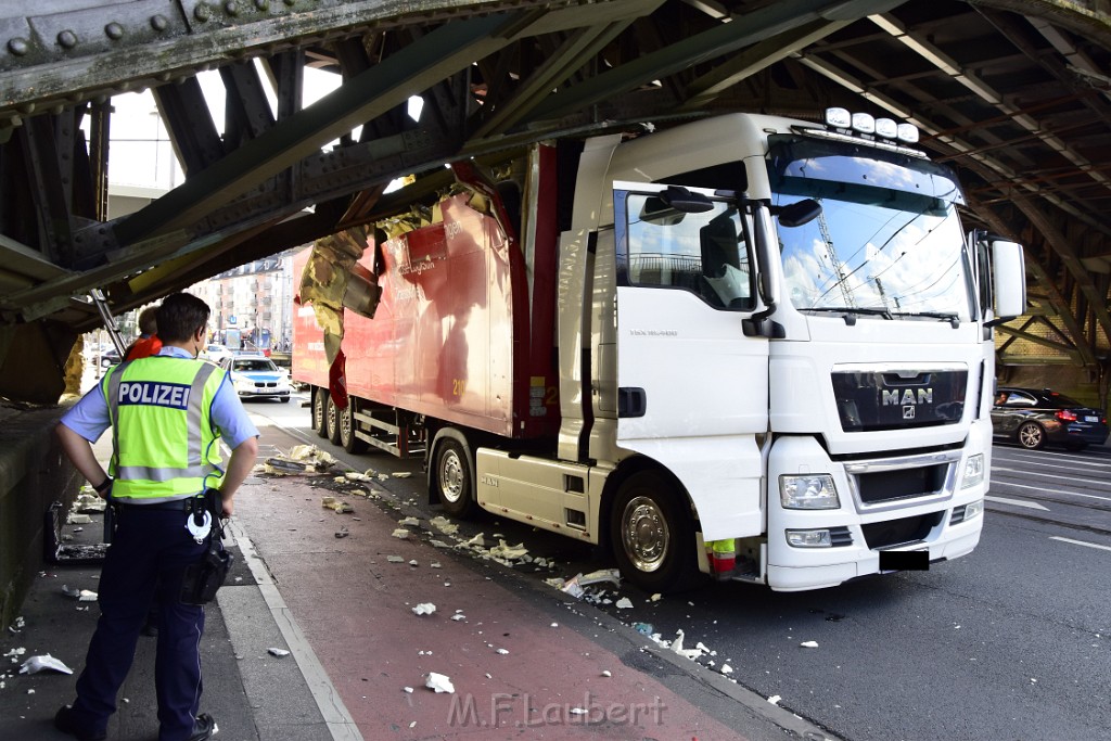 LKW blieb unter Bruecke haengen Koeln Deutz Opladenerstr Deutz Muelheimerstr P032.JPG - Miklos Laubert